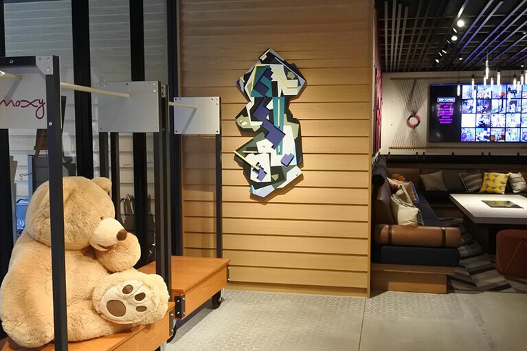 エントランス左手の壁には、空から見た二条城のグラフィックアートが。