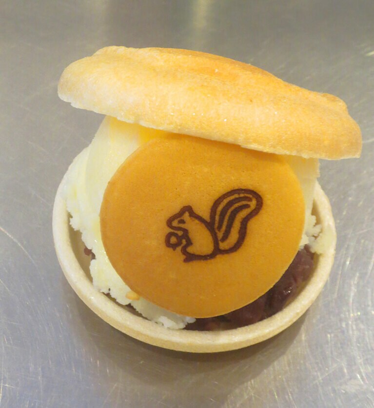 「もなかアイス」は11月末頃まで。ごく小さなどら焼きの皮を添えて。