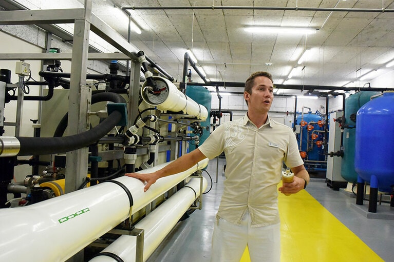 「グリーンツアー」で訪れる海洋深層水の施設。温度差から電力を生み出します。ここまで本格的な施設を有するリゾートも稀有。