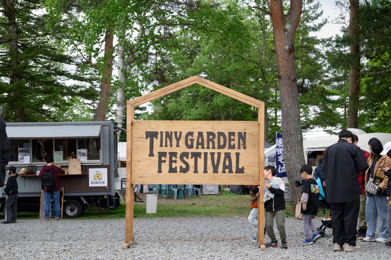 第二会場のビーナスライン蓼科湖。ここでもメイン会場と同様に、飲食店のキッチンカーやブランドのブースなどが立ち並ぶ。