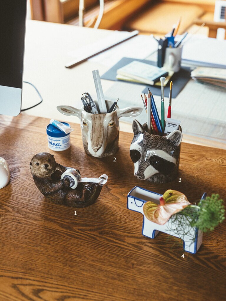 1：ストリームラインのラッコ テープディスペンサー 2,970円／フライハイト
2、3：イギリス発のクエイル・セラミックスのペン立て。アライグマ、ゴート 各3,410円／ドゥナパール
4：スウェーデンの陶芸家・マリアンヌ・ハルバーグの犬の花瓶 7,700円／トンカチストア