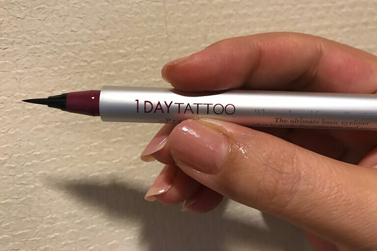 直径はほぼきっちり10mm(プチプラ美調べ)。細すぎないので安定して持ちやすく、描きやすい。