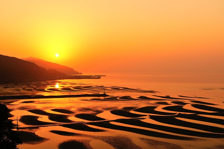 【熊本県】夕暮れ時の御輿来海岸。