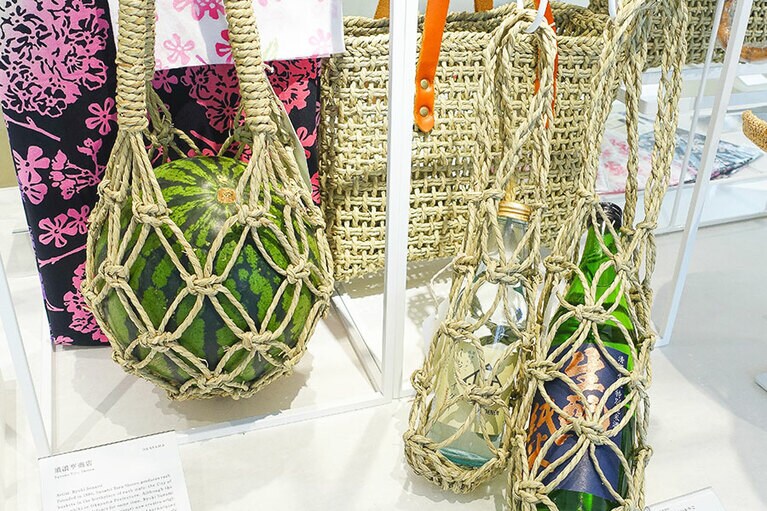 須浪亨商店のスイカかご 4,950円(税込)、びんかご 小1,760円(税込)、大2,200円(税込)。