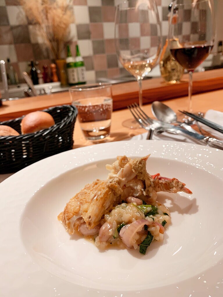 シメのカニのリゾット。ついさっきまで生きていた新鮮なカニだ。