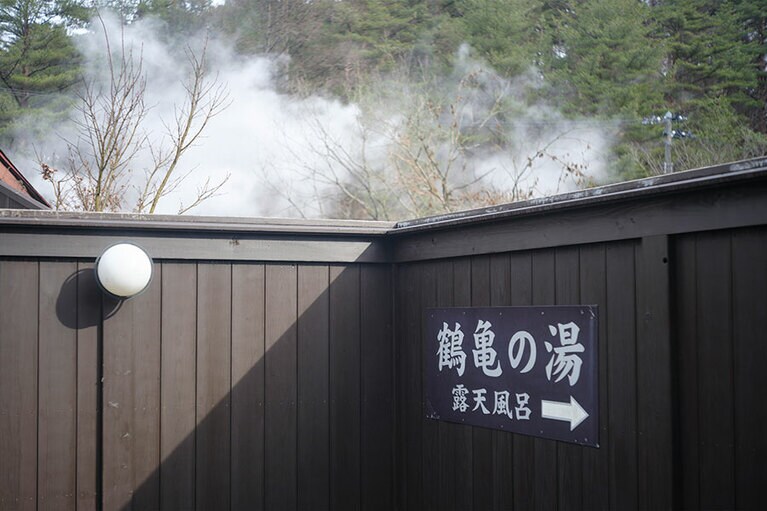 本館から離れた別棟に位置する｢鶴の湯｣と｢亀の湯｣は、ちょっとした小道を歩いて向かいます。