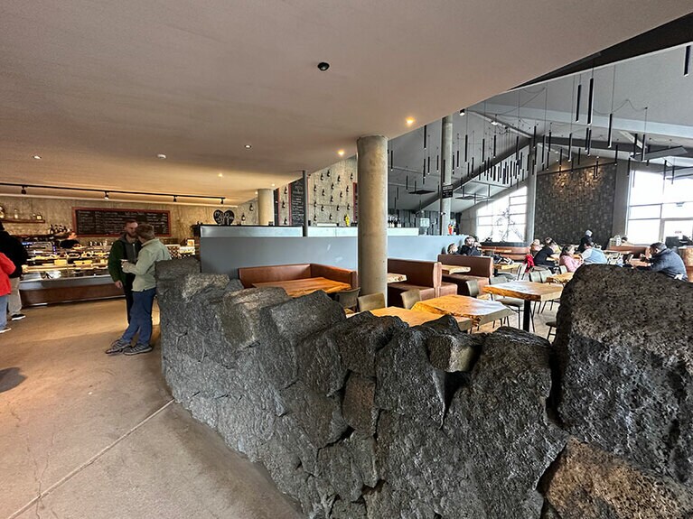 ビジターセンターのカフェ。立ち寄って絶景の興奮をおさめる。