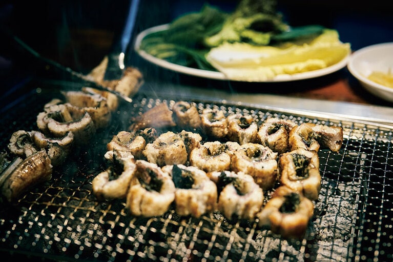 1kg（約2人前）W68,000。全体が焼けてきたらハサミで切り、断面も焼き付けて。