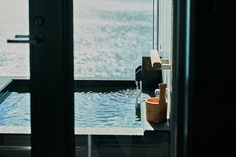 最上級の旅館リゾート「熱海・伊豆山 佳ら久」では大切な人と落ち着いたひとときを過ごすことができる。