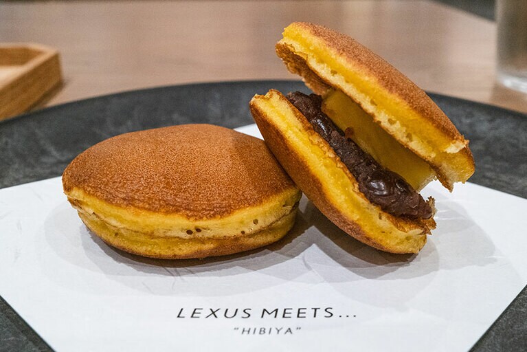 「どら焼き あんこと旬の果実」850円。その時々で中の果物が変わります。写真はパイナップルです。