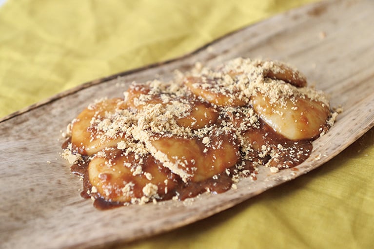 水分量の多いやわらかな餅に、沖縄産黒糖を使った黒蜜と深煎りのきなこをかけ、竹皮で包んだ「あべかわ餅」。