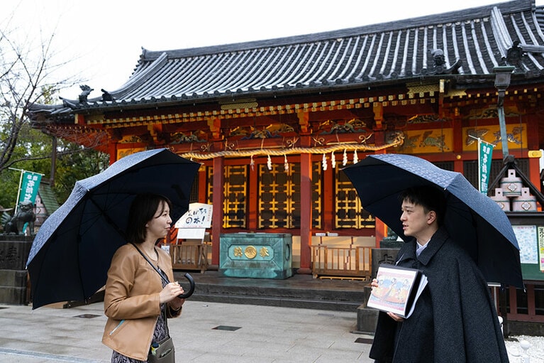 ガイドツアーでは要所要所で立ち止まり、フリップでの説明やクイズなどを織り交ぜながら話を聞かせてくれる。江戸の人が詠んだ川柳の紹介もあり、当時の考え方や物事の捉え方などを知ることができるのも楽しい。