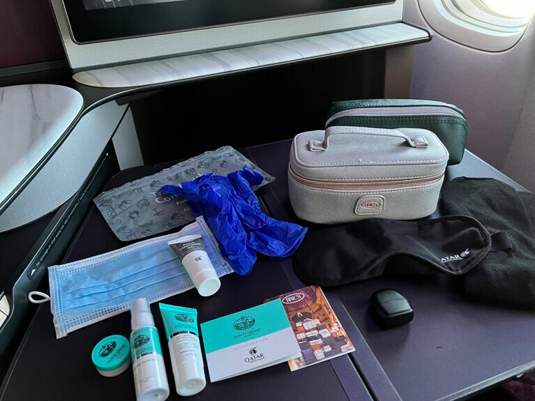 アメニティポーチはブリックス社製。中に入っているのはイタリアの高級コスメ「カストロ・モンテ・ヴィビアノ・ヴェッキオ」のオリーブを使ったクリーム、リップバーム、フェイスミスト、アイマスク、イヤウィスパー、ソックス。新型コロナ感染防止のため、マスク、手袋、消毒用ジェルも配られた。