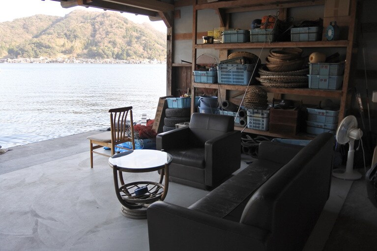 海辺のテラス。昭和三十年と書かれた漁具も、そのまま置かれています。