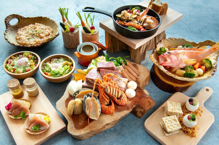 碧き島の宿 熊野別邸 中の島［和歌山／南紀勝浦温泉］グランピングの夕食一例 厳選食材のバーベキューセット。