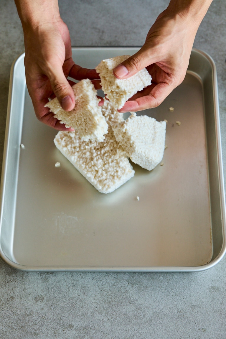 麹をくずして状態を確認。栗の香り・栗の味がすればできあがりのサイン。撮影／寺澤太郎　『麹づくりと発酵しごと』より
