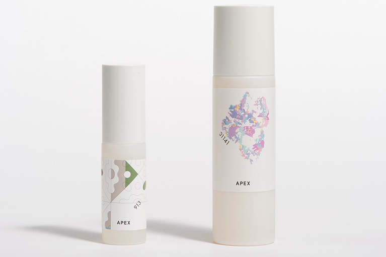 アペックスブランドの中からオススメを紹介してもらえます。私にオススメされたのは、左から「セラム(美容液)」(35ml 税込13,200円)と「フルイド(保湿化粧水)」(130ml 税込12,960円)。ライン使いする場合のオススメを2週間分お試しサイズで詰め込んだ「デザイニングキットは、フルイド、エマルション(乳液・クリーム)、シールド（日中用クリーム・日ヤケ止め、クレンジング、ウォッシュ(洗顔料)の5つが入って税込9,900円