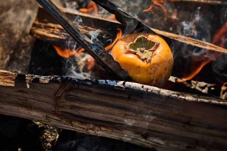 皮のまま、柿を焚き火で焼くだけ。