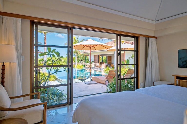 プールを望むベッドに寝転んで静かな昼下がりを。