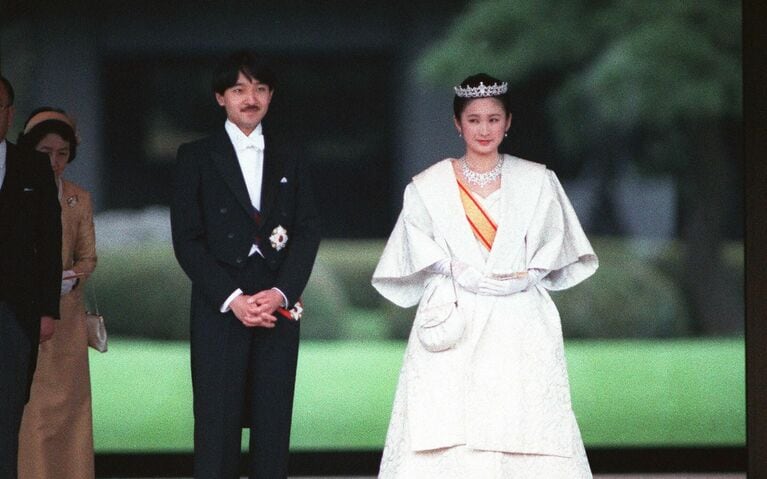「朝見の儀」を終え、宮殿を出られる秋篠宮ご夫妻〔1990年6月29日撮影〕　©時事通信社