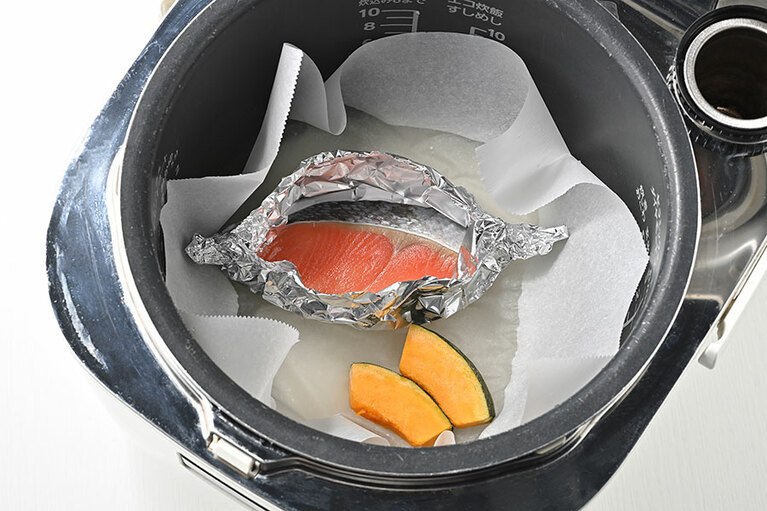 炊飯前に入れるのは、洗った米、サケ、カボチャ。