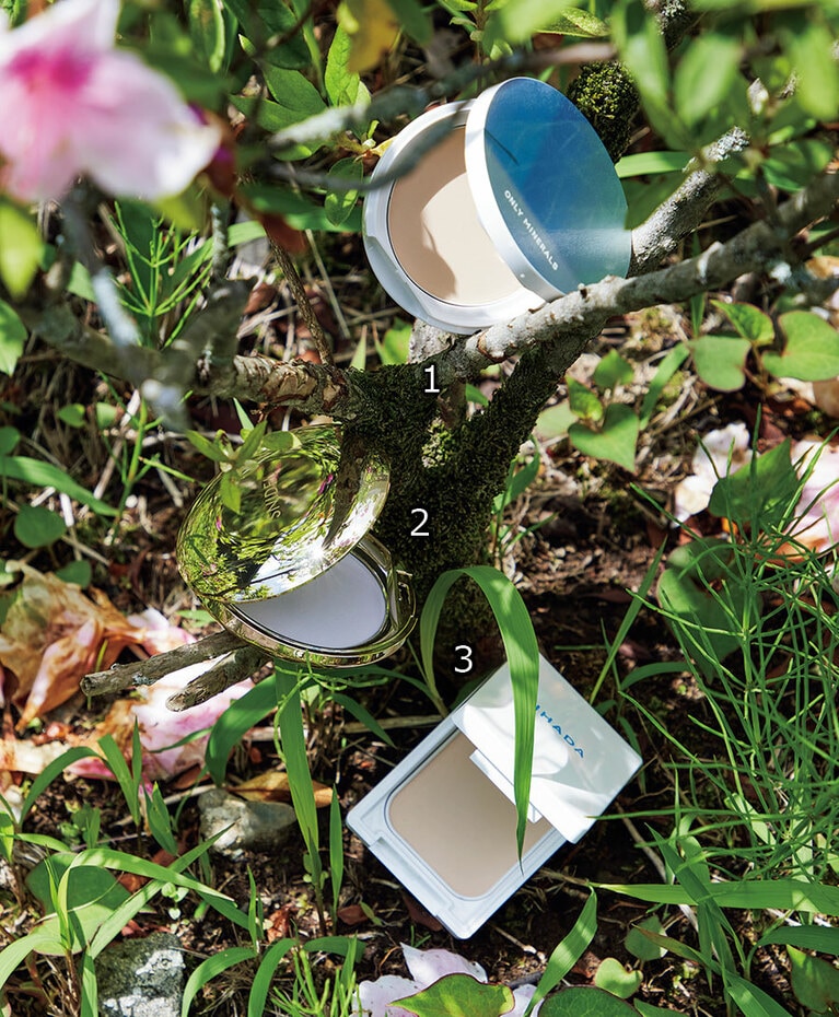 1：メンソール配合で汗ばむたびにひんやりした感触が続く。透明感のあるベージュ色で自然な仕上がり。オンリーミネラル ミネラルUVパウダー クールコンフォート SPF50+・PA++++ 8g 4,950円／ヤーマン(限定発売)
2：午後の肌のくすみを払い透明感を与えるラベンダーカラー。紫外線ダメージをケアするツボクサエキスなどの美容成分も配合。プレストパウダー UV SPF50・PA++++ 00 3,960円／SNIDEL BEAUTY
​3：トラネキサム酸配合で敏感肌を守りながらシミを防ぐ。テカリを抑えて毛穴をカバー。イハダ 薬用フェイスプロテクトパウダー［医薬部外品］SPF40・PA++++ 9g 1,980円／資生堂薬品