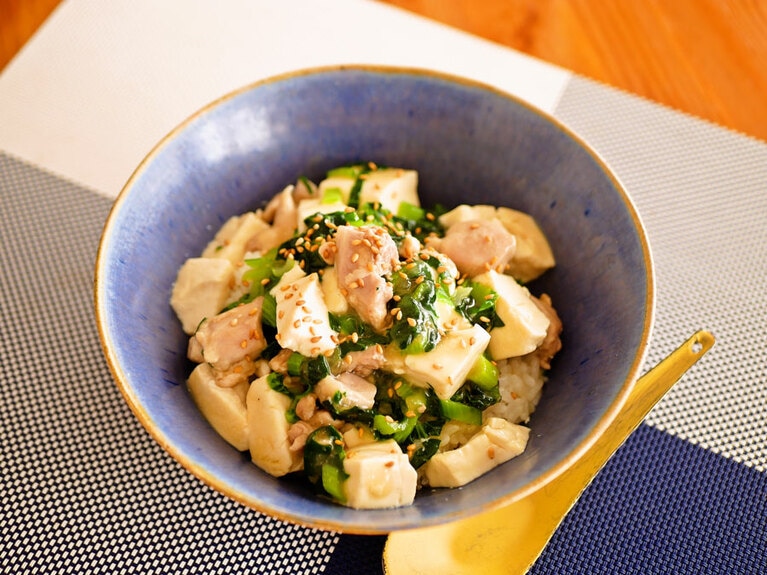 鶏と豆腐のうま煮のっけごはん。