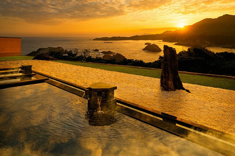 日本海を望む、界 出雲の絶景大浴場。強塩温泉なので、神社に詣でる前の禊の湯として利用することもできる。