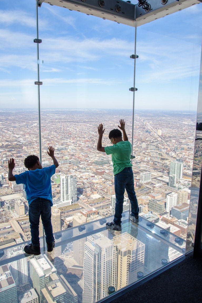 「摩天楼」発祥の地といわれる街、シカゴ。ウィリス・タワー103階の「スカイデッキ」では、こんなガクブル体験も。photo：Ranvestel Photographic