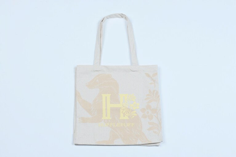 ハッフルパフはクリーム色が使われている。