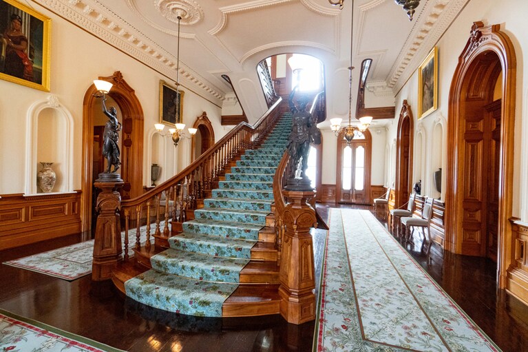 貴重なコアの木をふんだんに使用したグランドホールの階段。