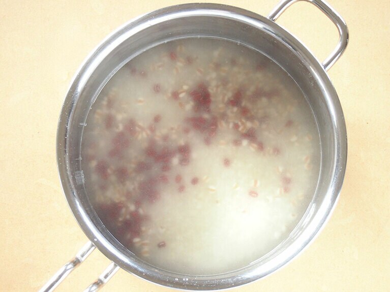 米を研いで鍋に入れ、小豆、ハトムギ、米類がかぶるくらいの水を入れる。30分～1時間、吸水時間を置く。