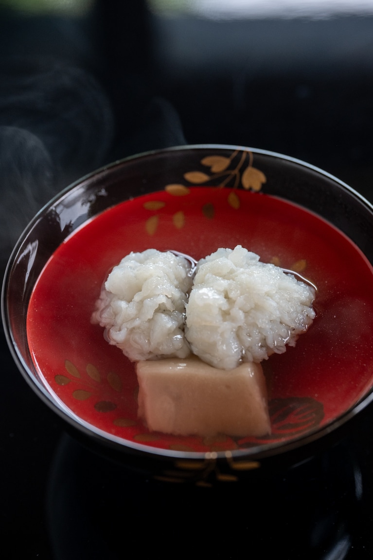 鱧の葛打ちと胡麻豆腐の御椀。