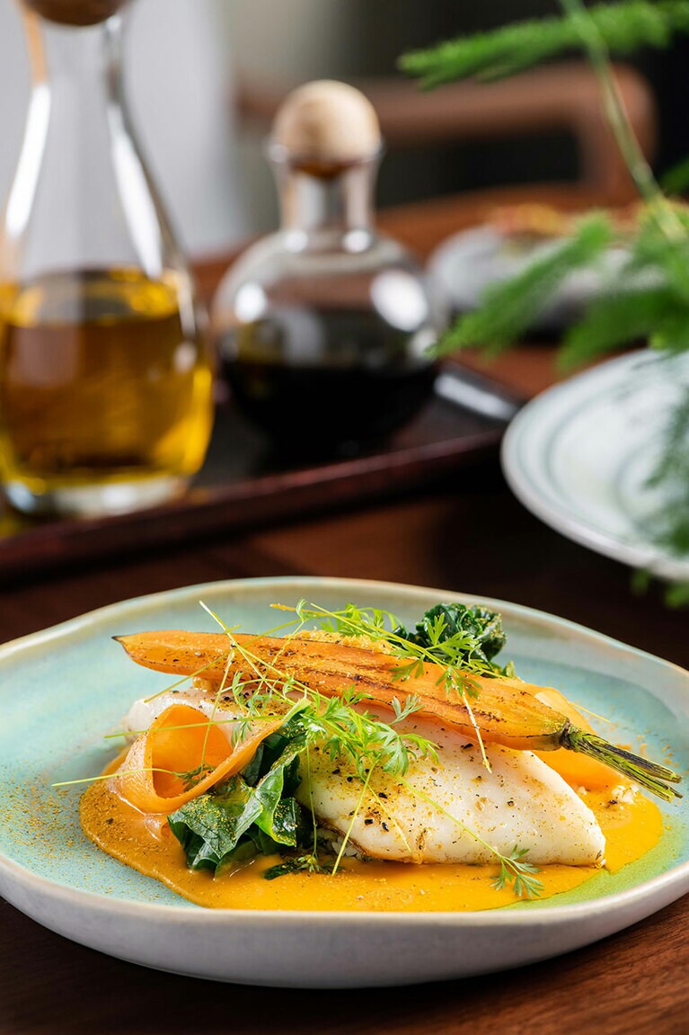 じっくりと時間をかけて調理したシーバスのコンフィ（アサヤ・キッチン）。