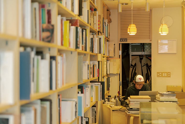 両側に本棚が並ぶ店内。