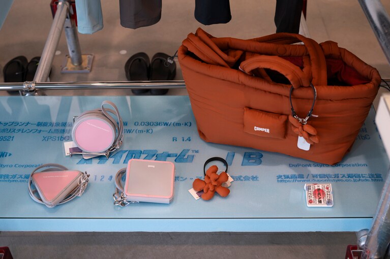 赤×青、ピンク×グレー、ブラウン×イエローといったカラーリングは万博限定品で、アーバンリサーチ店舗でもCAMPER店舗でも購入できない。