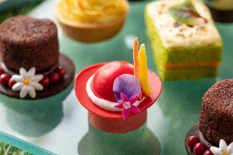 エレガントな帽子やドレスをモチーフにした華やかなスイーツ。