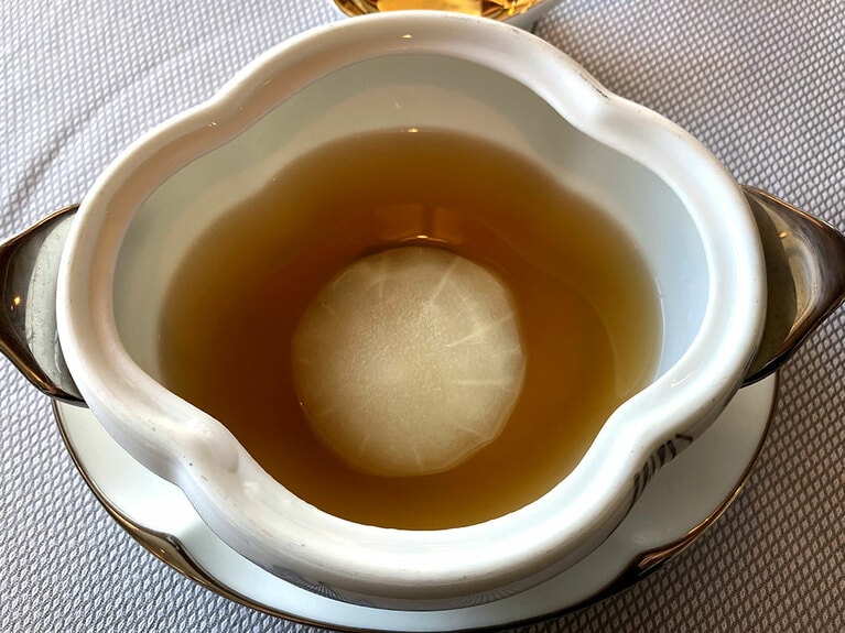 シンプルな蒸しスープに鹿の角とスッポンが使われ、身体じゅうにパワーが漲る。