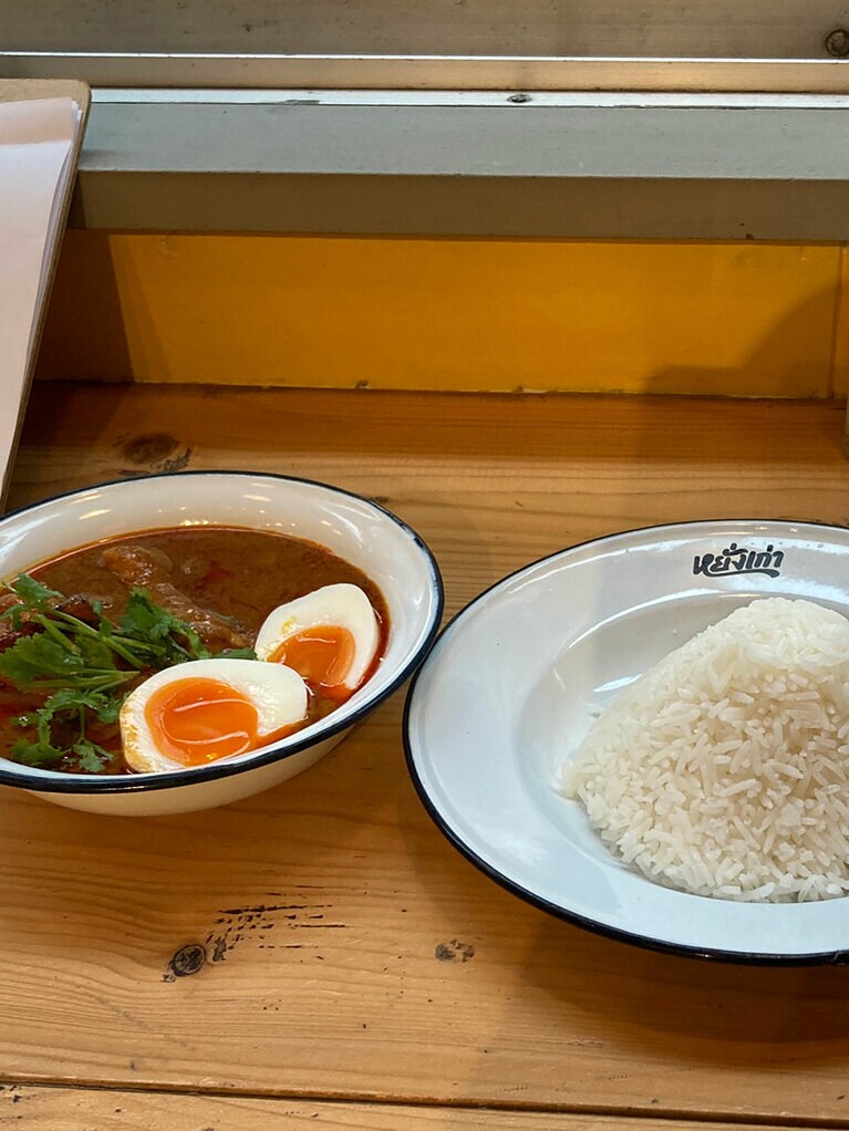 左は「豚ひき肉とレンコンのパネンカレー」、右は「マッサマンカレー」。タイのビールやお茶などドリンクメニューもあり。
