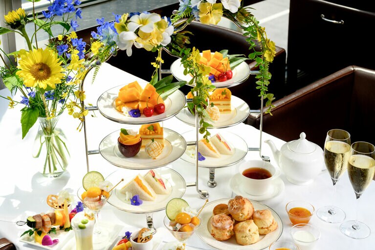 最高級マンゴーを贅沢に使ったアフタヌーンティーはまさに“大人のサマーバケーション”。