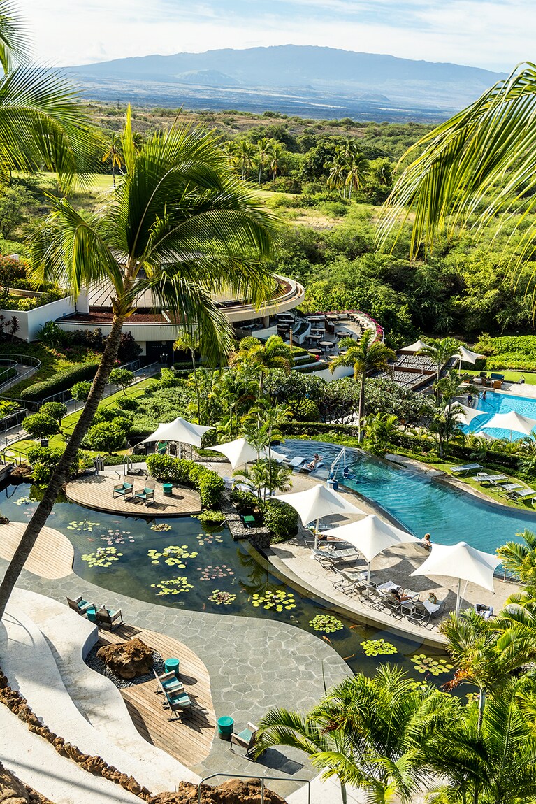 森の向こうに霊峰フアラライも望むリゾート。