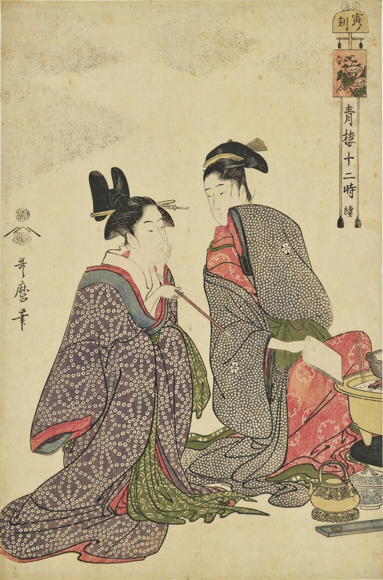 喜多川歌麿《青楼十二時　続　寅ノ刻》寛政6年（1794）頃、東京国立博物館蔵　夜明けが近い寅ノ刻（午前3時～5時）に、火鉢の前で語らう遊女を描いた作品。遊女の着物は部屋着で、左側の女性の着物は麻の葉模様。版元は「べらぼう」の主人公、蔦屋重三郎。