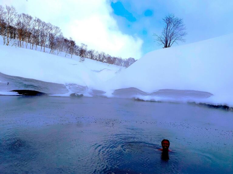 日本最大級の天然露天風呂で温泉遊泳