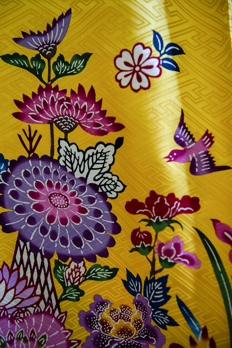 「隈取」とよばれる技法で、模様に独特の陰影がついているのも琉球びんがたの特徴です。