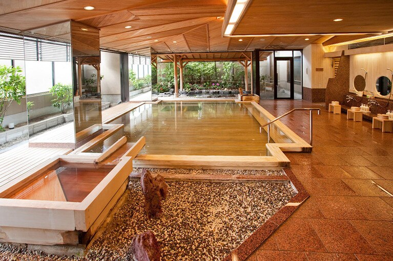 美肌の湯として知られている玉造温泉は、周辺に縁結びスポットがあることでも有名。白石家は縁結びスポット巡りに便利な玉造温泉街の中心地に位置しており、浴衣の無料貸出など、女子旅に向けたサービスも充実している。心のこもった接客や、「お肌がつるつるになる」という温泉への評価が高い。