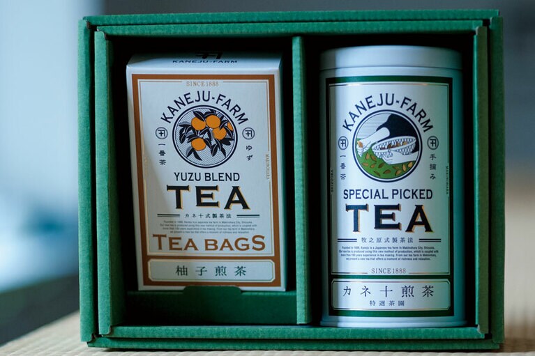 【カネ十農園】之原発祥の深蒸し製法で製茶したヤブキタの一番茶「カネ十煎茶 特選茶園」と「柚子煎茶ティーバッグ」。カネ十煎茶 特選茶園1缶 3,500円、柚子煎茶ティーバッグ10P 1,200円／カネ十農園　※賞味・消費期限：12カ月