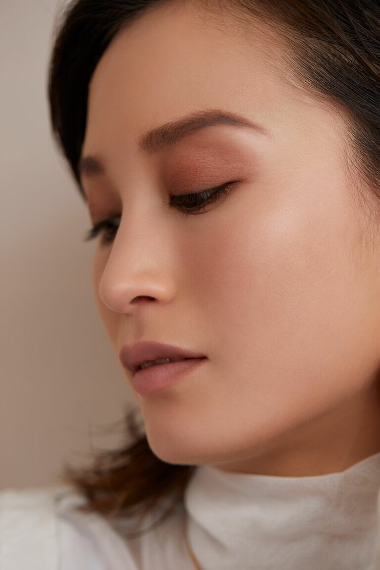 まぶたになじむ色と発色で簡単に旬の目元に。