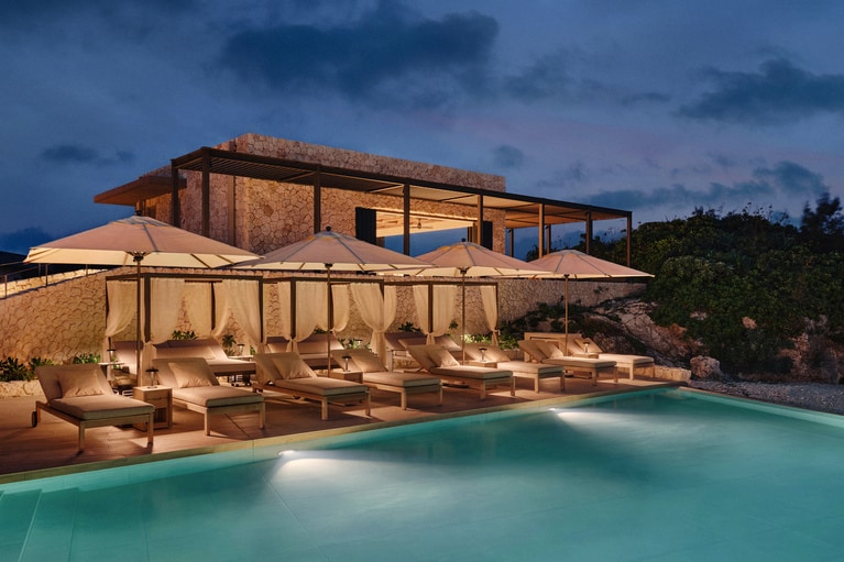 夜は幻想的な雰囲気に包まれる、ビーチフロントのインフィニティプール。