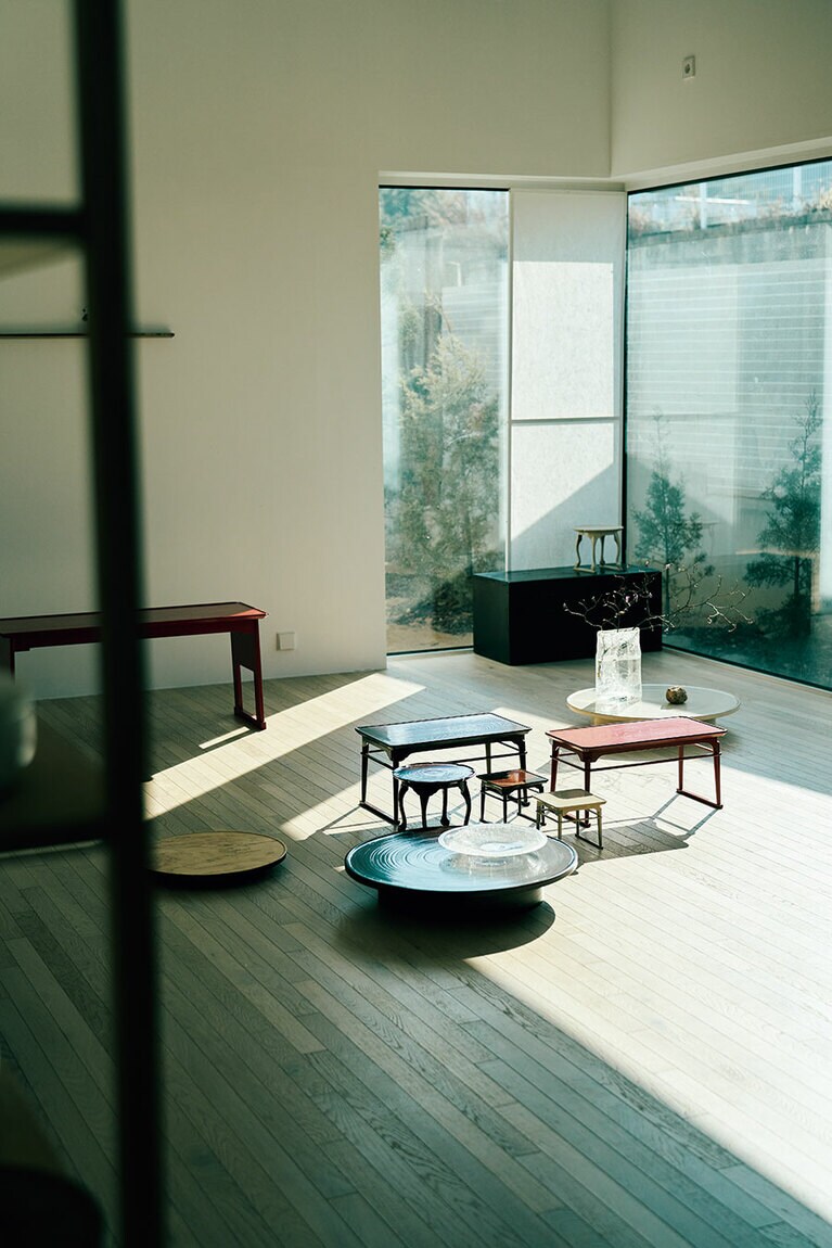 長方形、花形など形もサイズもさまざまな小盤。オーダーから完成まで約半年待ち。W1,500,000～。