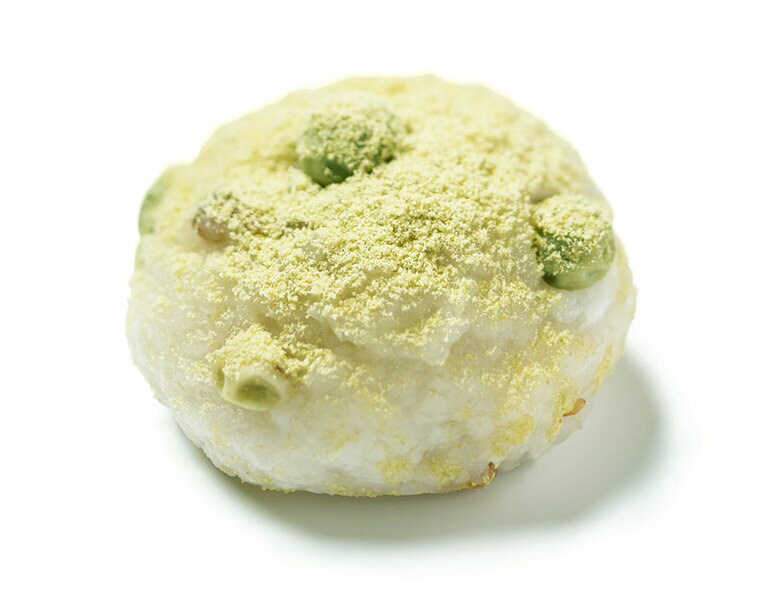 大阪「森のおはぎ」塩うぐいす雑穀もち 160円。「ウスイエンドウ」の上品な風味がひろがる。